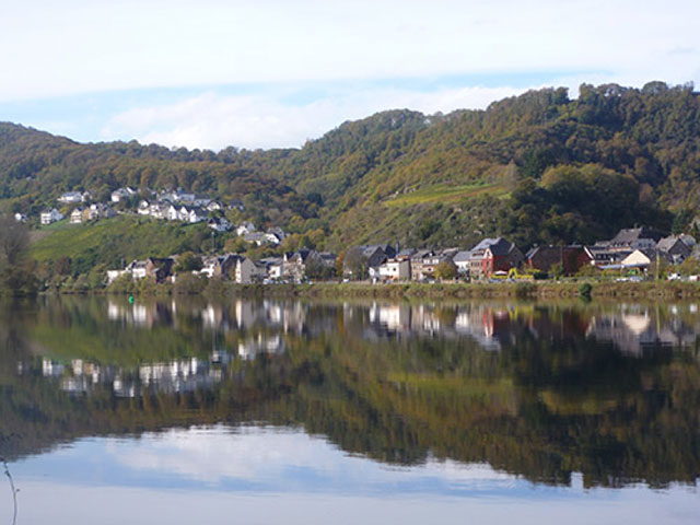 Das Neubaugebiet der Gemeinde Hatzenport im Spiegel der Mosel